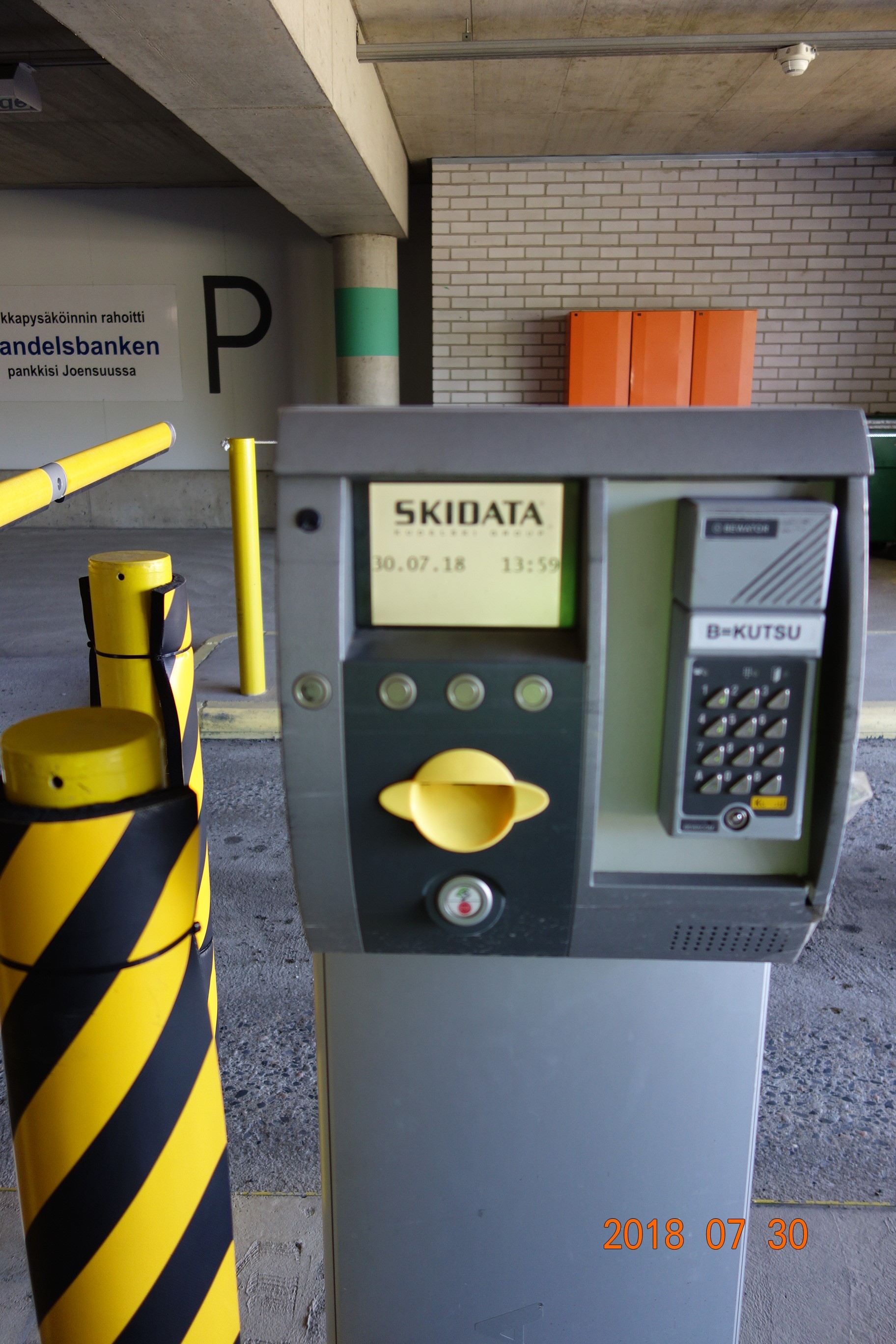 P1-pys&auml;k&ouml;intihallin ulosajoramppi